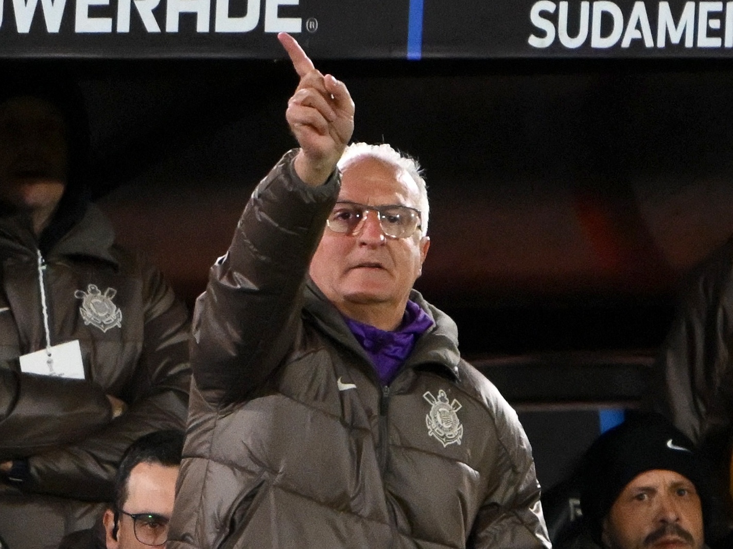 Dorival expressa 'impotência' após gol relâmpago e eliminação do time