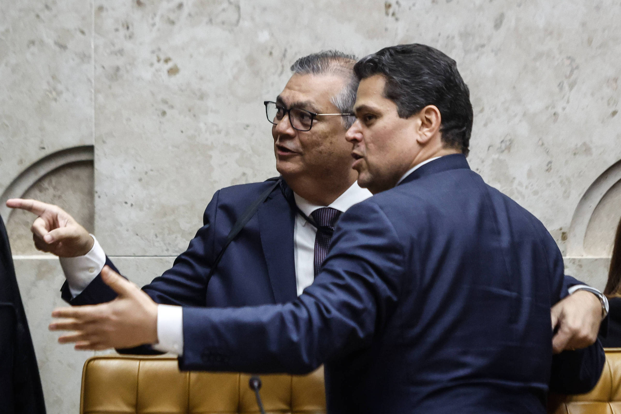 Dino propõe mudanças nas emendas impositivas e intensifica conflito com o Congresso