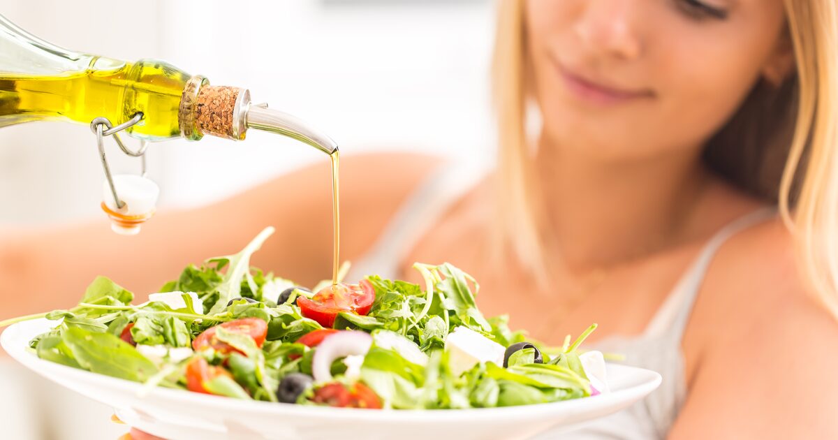Comer mais vegetais e priorizar óleos vegetais, como azeite, estão entre as medidas indicadas para afastar o câncer. (Foto: weyo/Adobe Stock)