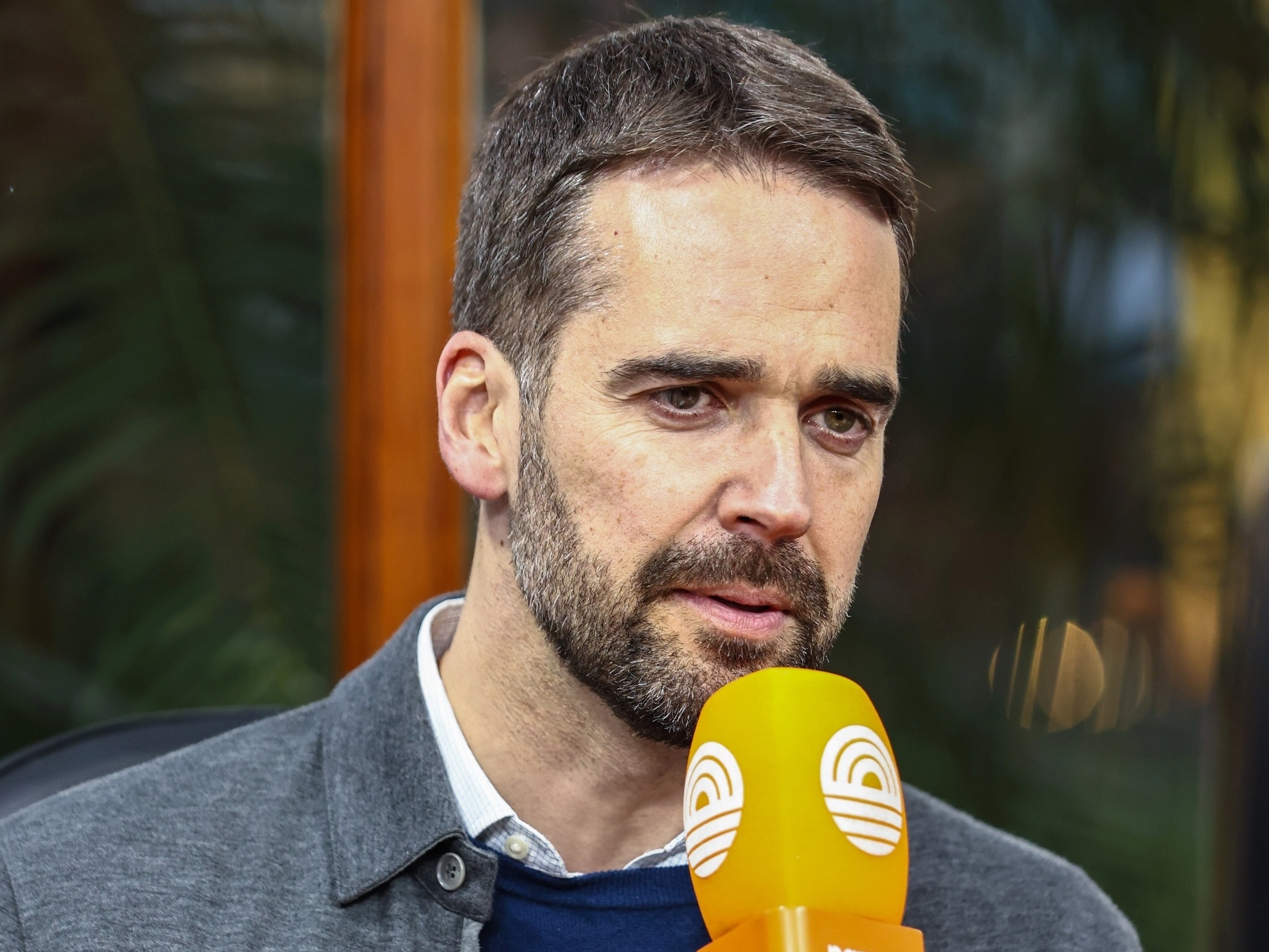 Eduardo Leite critica ação da família Bolsonaro sobre aumento de tarifas