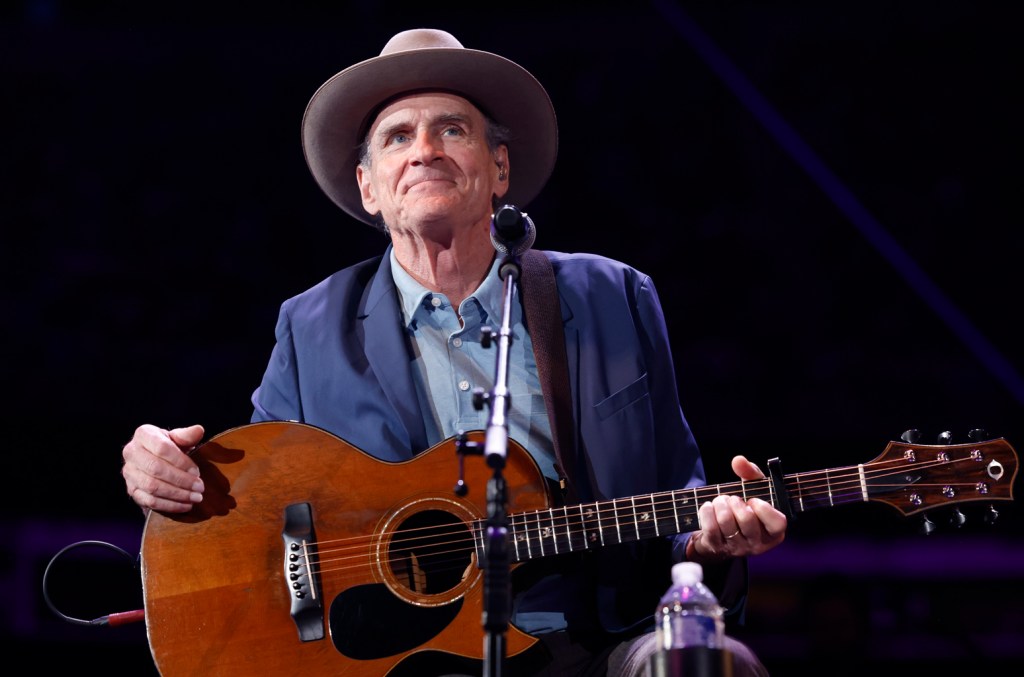 Os indicados de 2025 para o Rock and Roll Hall of Fame serão anunciados em um episódio ao vivo do 'American Idol'. James Taylor será o mentor. (Foto: Reprodução)