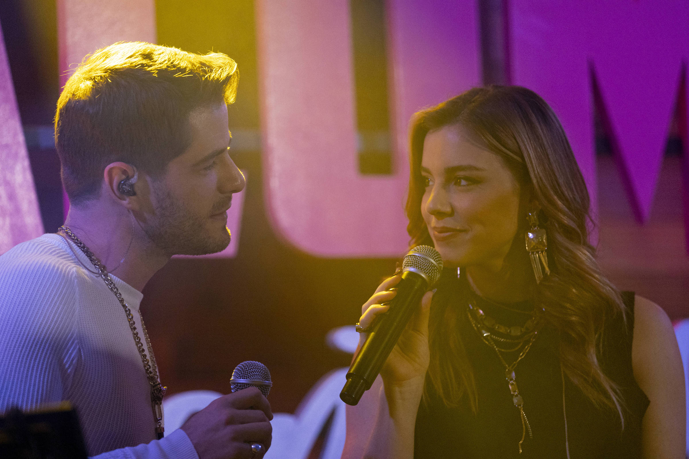 Alice Wegmann retorna ao sertanejo e celebra sucesso em 'Rensga Hits!'