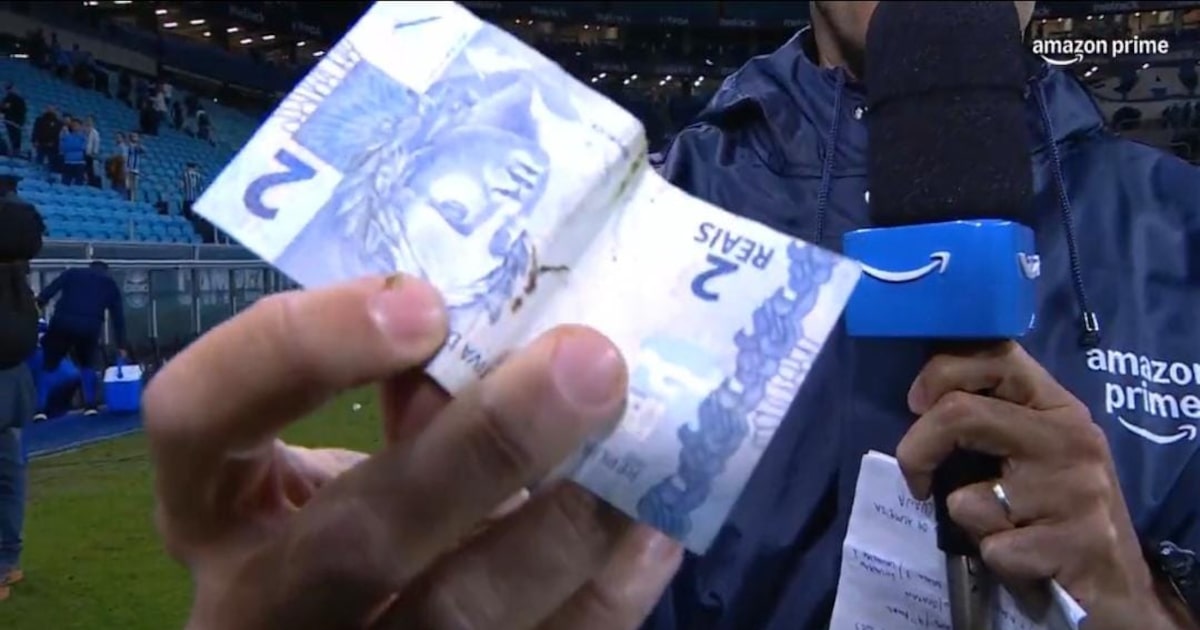 Dirigente do Grêmio protesta e joga nota de R$ 2 em campo após polêmica da arbitragem