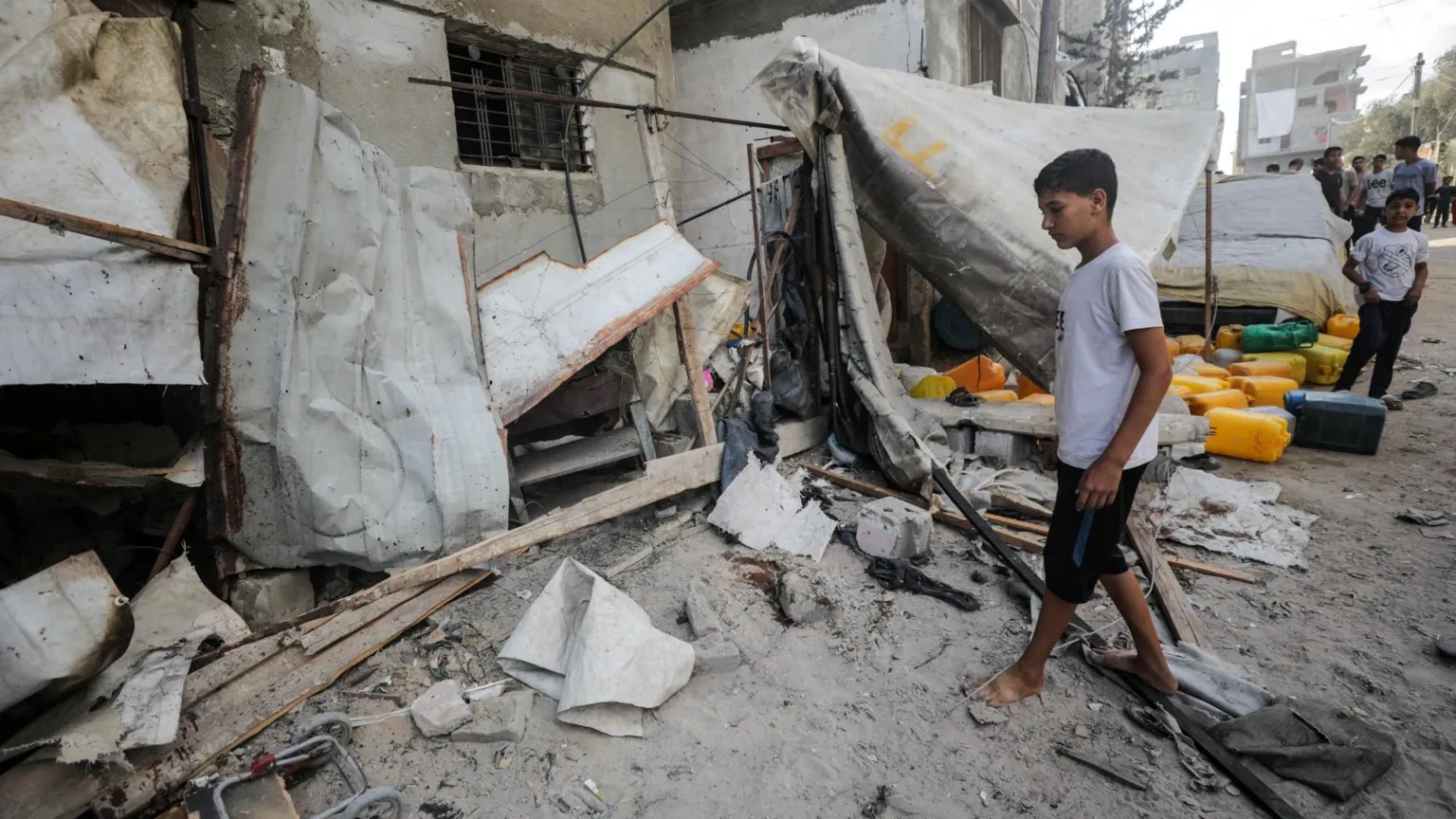 Pai de Gaza protesta após ataque israelense matar filho em busca de água