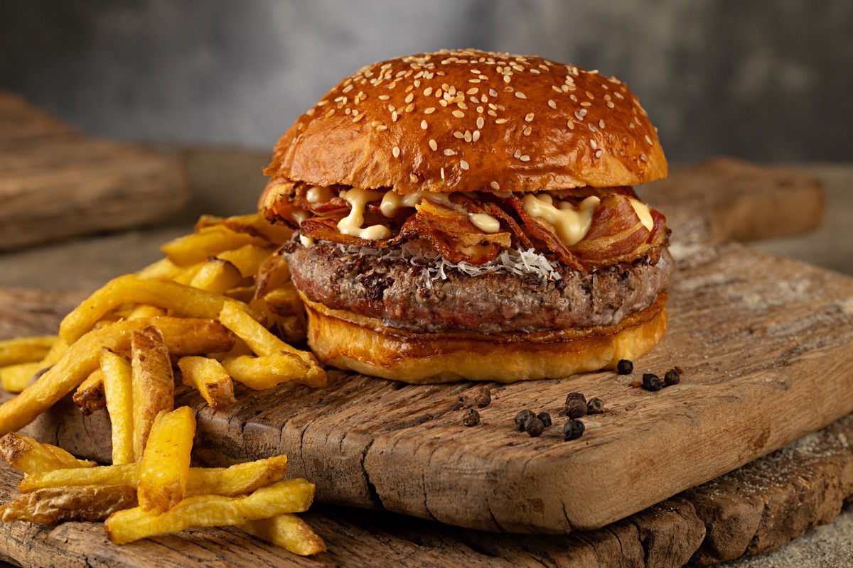O hambúrguer carbonara, criado por Rafael Cavalieri para Arp Bar. (Foto: Divulgação / Foto de Rodrigo Azevedo)