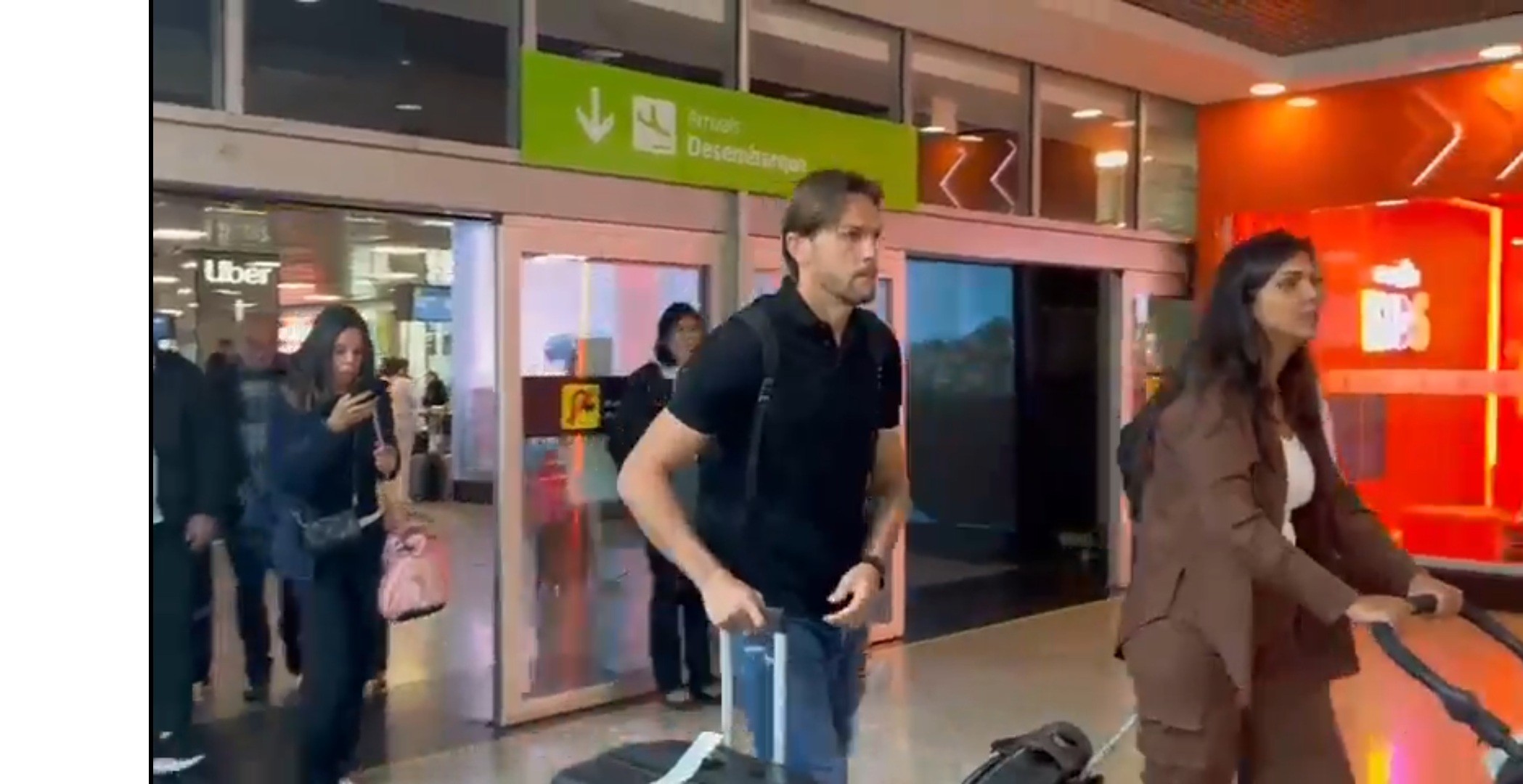 Tolói assina contrato com o São Paulo e se diz 'bem' em chegada a Congonhas
