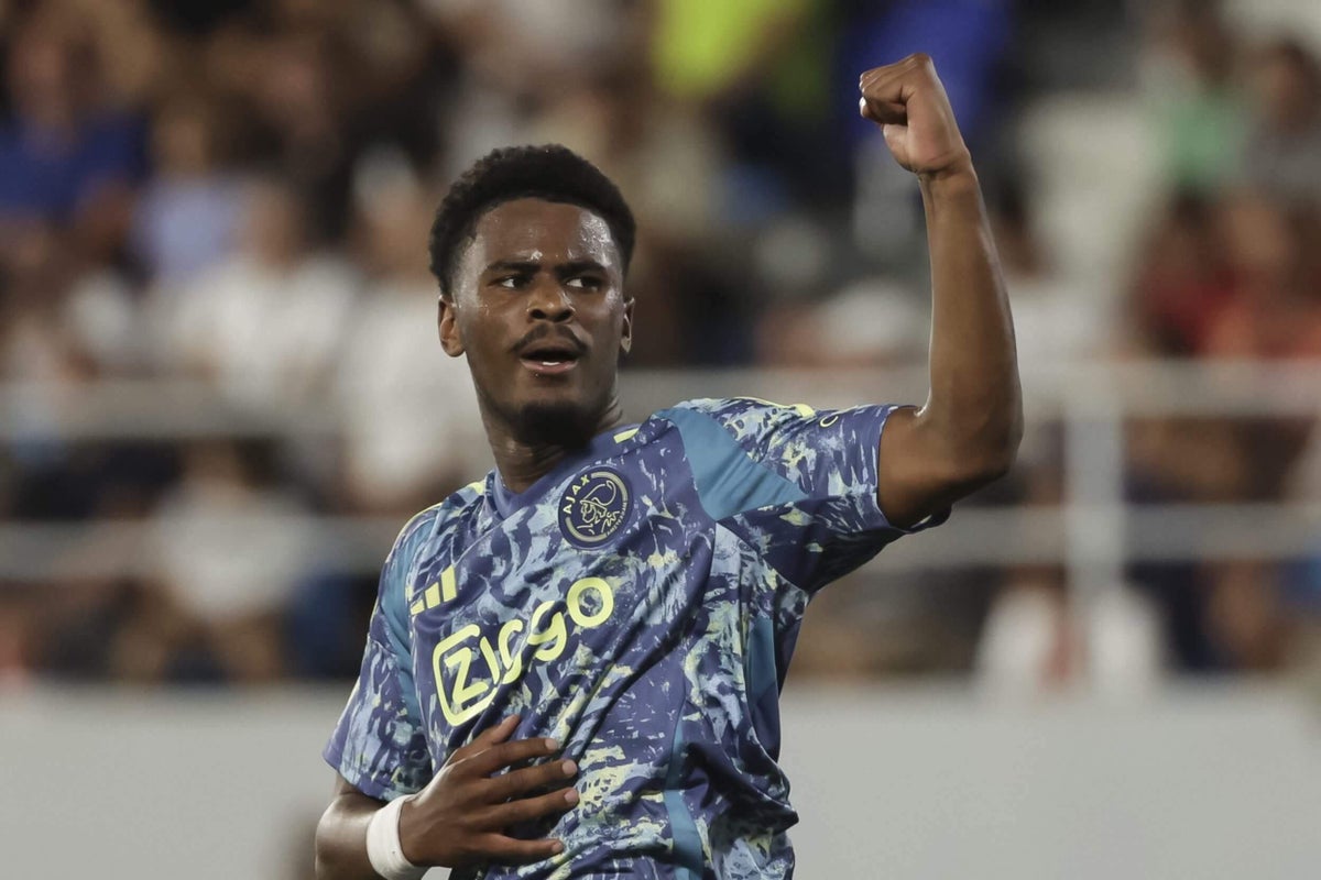 Chelsea acerta contrato de sete anos com defensor Jorrel Hato, do Ajax