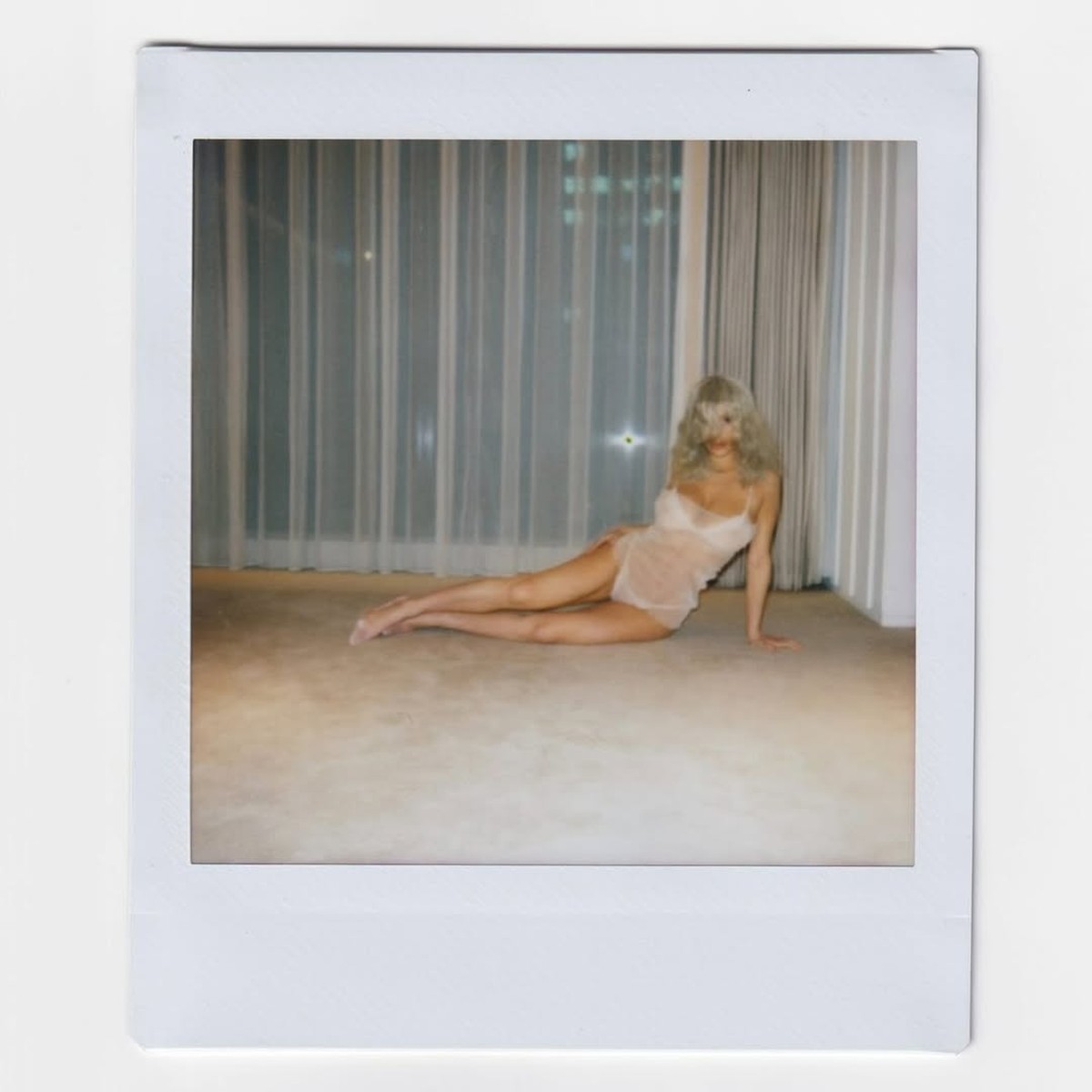 Bianca Censori exibe novo visual loiro em fotos feitas por Kanye West