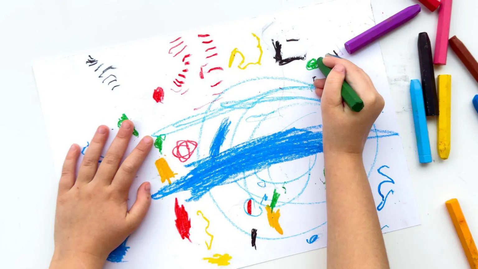 Trabalhadora de creche australiana é acusada de produzir vídeos de abuso infantil