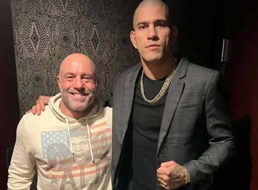 Joe Rogan posa ao lado de Alex Poatan. (Foto: Reprodução/Instagram)