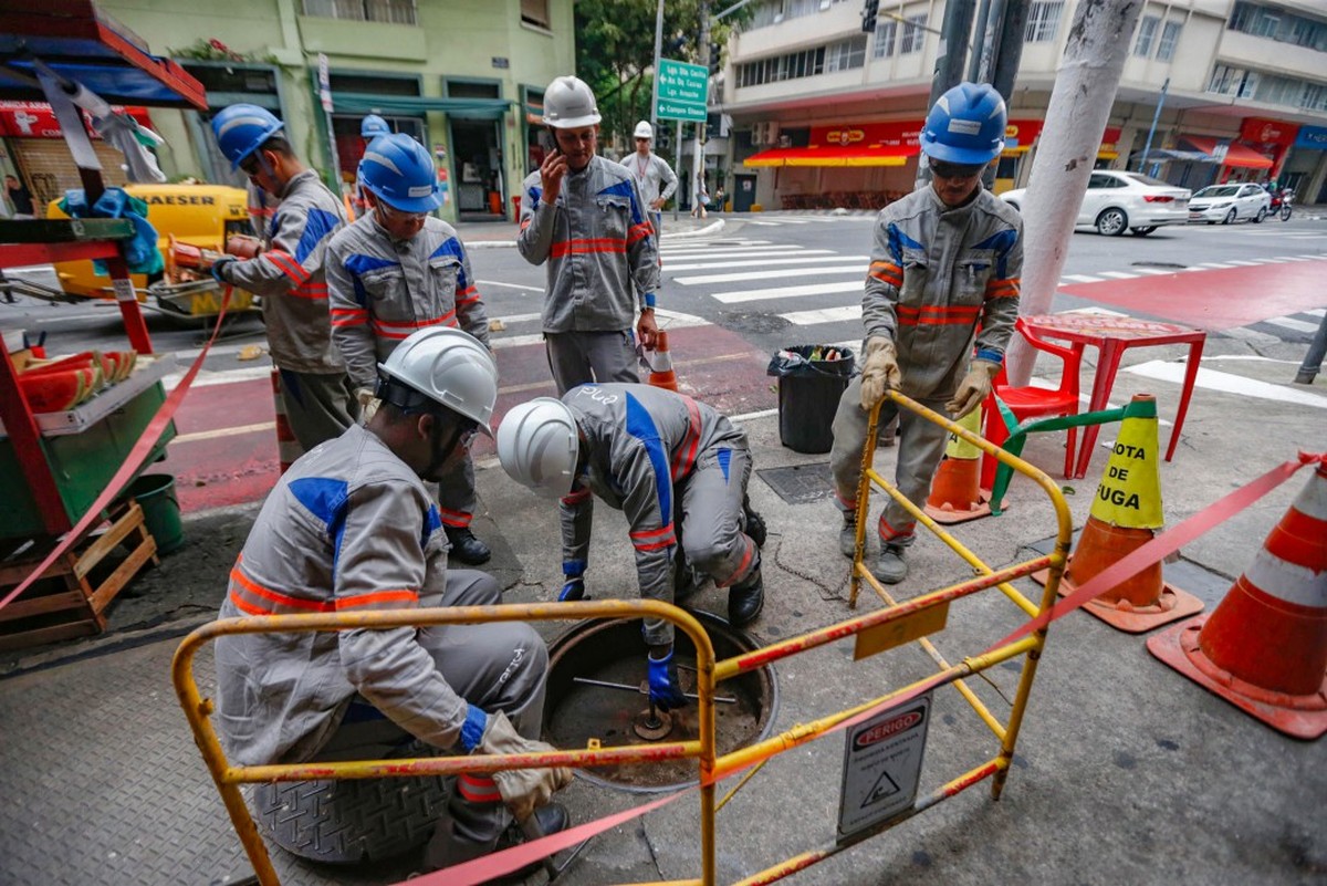 Técnicos da Enel em reparo em São Paulo: falhas após temporais levaram a processos contra distribuidora (Foto: Paulo Pinto/Agência Brasil)