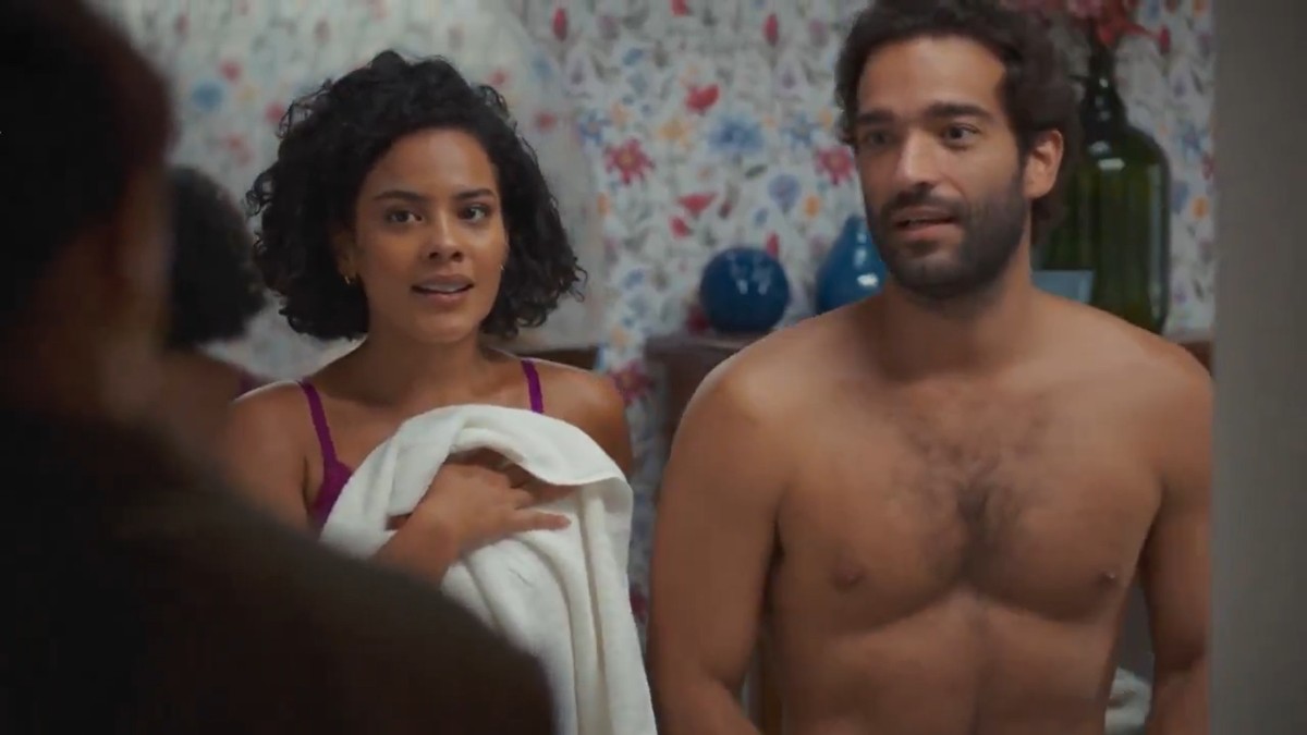 Afonso trai Solange e se envolve com Maria de Fátima após viagem em 'Vale tudo'