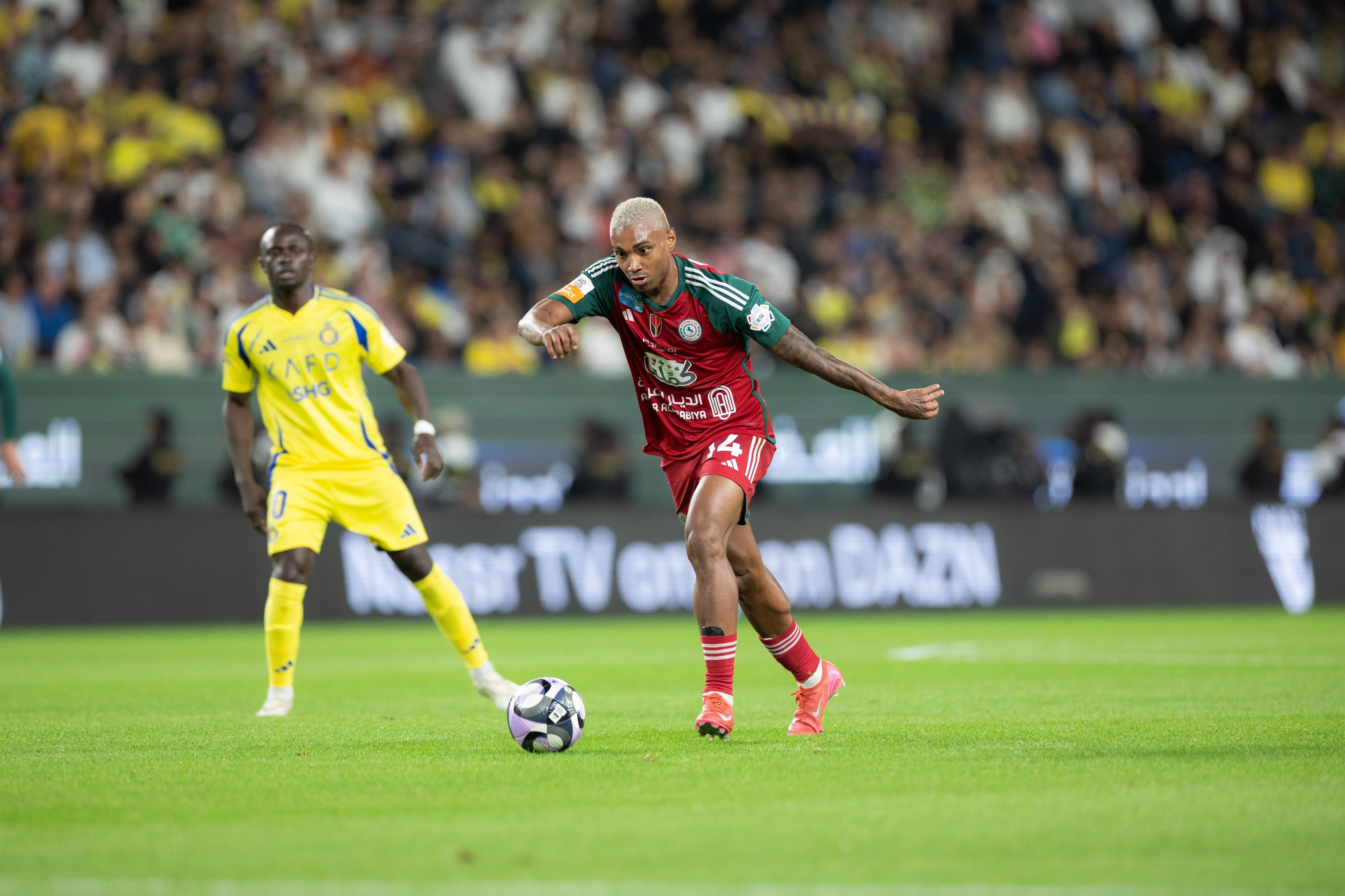 Vitinho deixa clube árabe e se torna jogador livre no mercado futebolístico