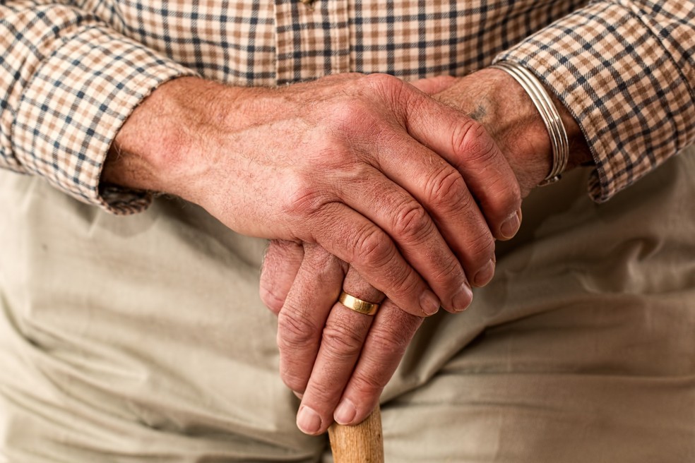 Pacientes com Doença de Parkinson desconhecem que há estratégias para auxiliar quem enfrenta dificuldades para andar (Foto: Steve Buissinne para Pixabay)