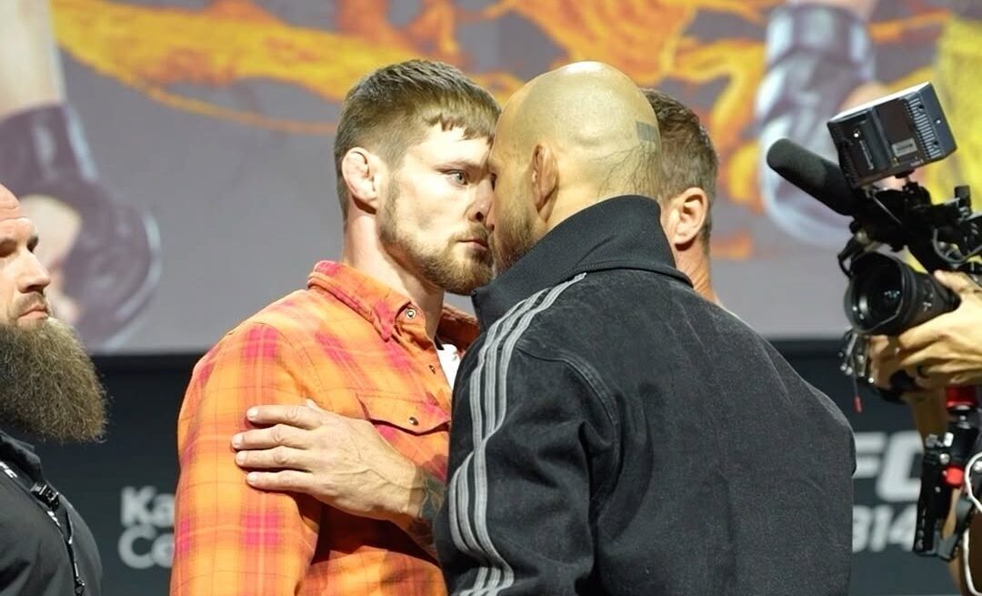 Encarada entre Bryce Mitchell e Jean Silva na coletiva do UFC 314 (Foto: Reprodução/Instagram/UFC Brasil)  
Jean Silva em vitória no UFC Seattle (Foto: Reprodução/UFC)