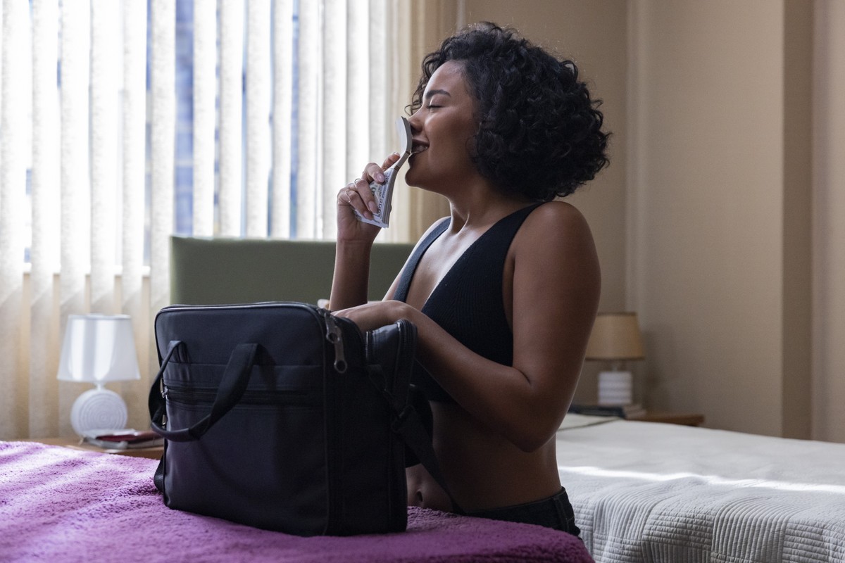 Maria de Fátima (Bella Campos) rouba de Raquel (Taís Araujo) a mala com os dólares de Marco Aurélio (Alexandre Nero). (Foto: TV Globo)
