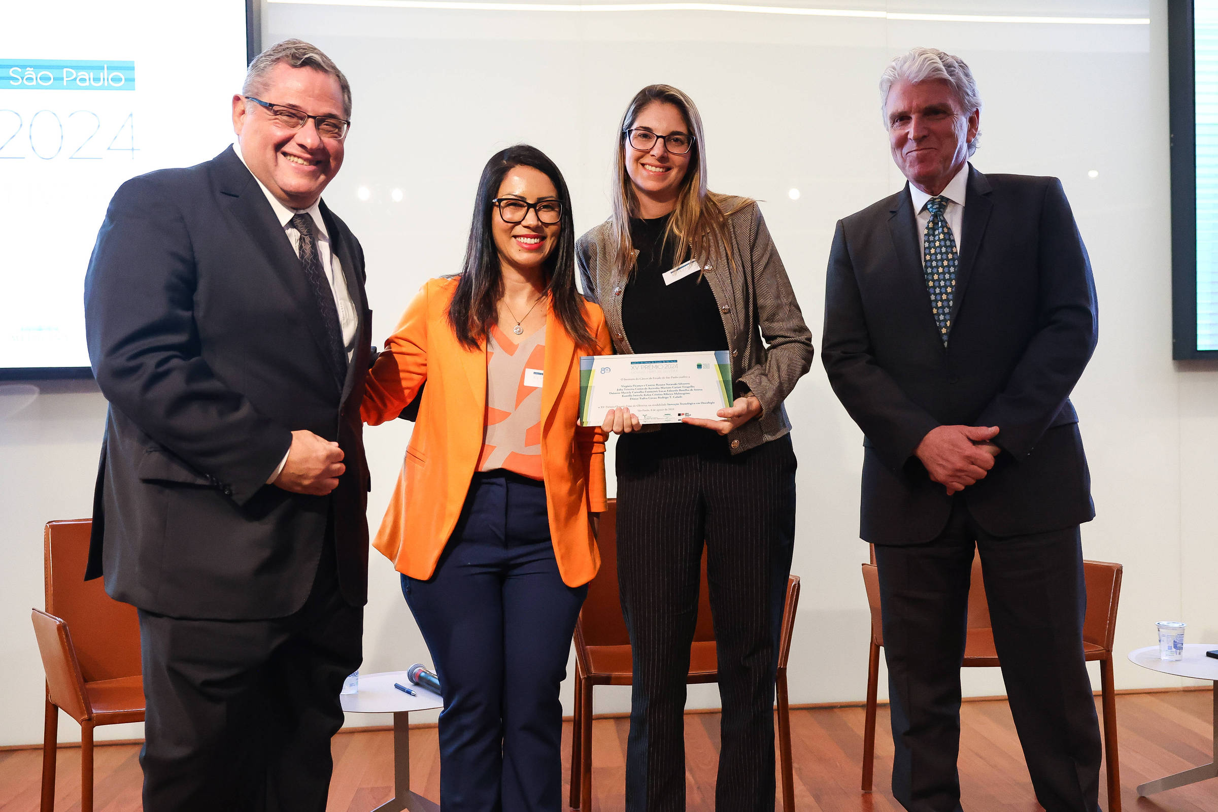 Roger Chammas com os premiados Katia Luciano Pereira, Virginia Picanço e Castro e Gilberto Schwartsmann, no Prêmio Octavio Frias de Oliveira em 2024 (Foto: Zanone Fraissat - 8.8.2024/Folhapress)