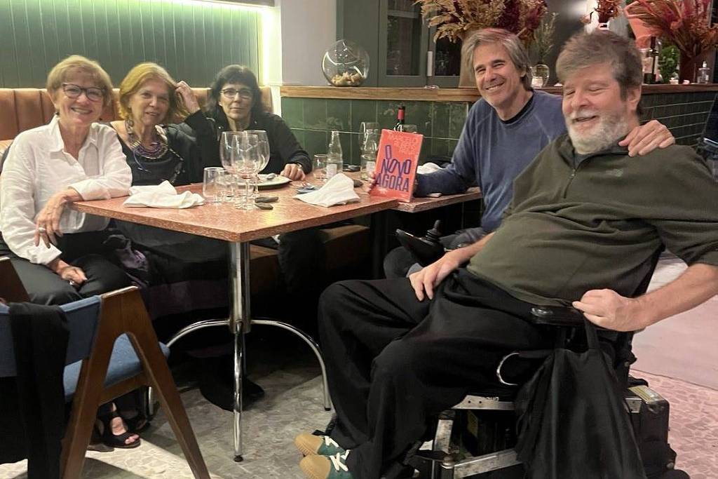 Marcelo Rubens Paiva compartilha foto ao lado de Walter Salles, Daniela Thomas e das irmãs Ana Lúcia e Vera Paiva (Foto: Reprodução @marcelorubenspaiva)