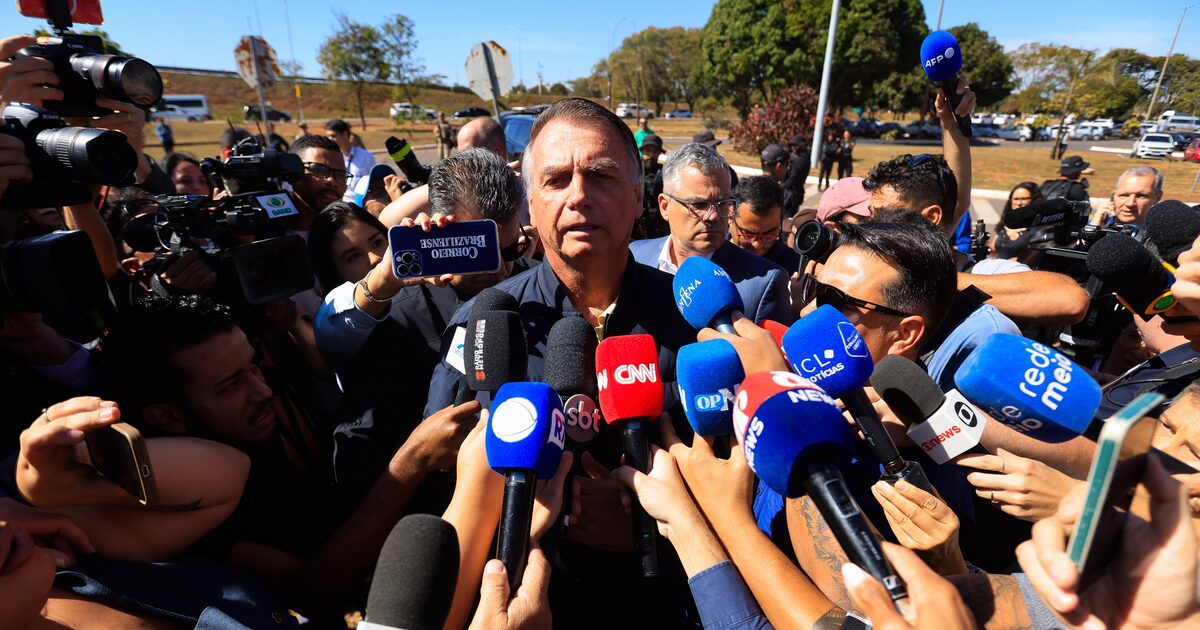 Bolsonaro afirma que não sabia sobre pen drive encontrado no banheiro