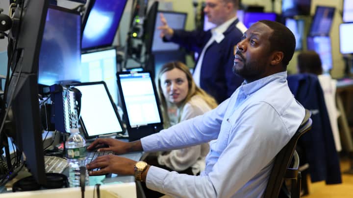Futuros de ações permanecem estáveis enquanto investidores analisam resultados financeiros