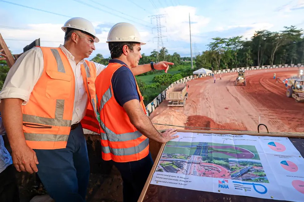 O governador Helder Barbalho aparece visitando o novo Viaduto Independência, que faz parte do conjunto de intervenções urbanas para a COP. A estratégia de obras pensadas para melhorar o fluxo de carros pode estar sendo contraditória com a agenda global para reduzir os impactos das mudanças climáticas. (Foto: Divulgação/Governo do Pará)