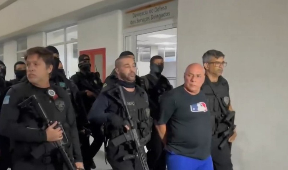 Celsinho da Vila Vintém ao chegar na Cidade da Polícia, após ser preso na Zona Oeste do Rio em operação da Polícia Civil (Foto: Reprodução)
