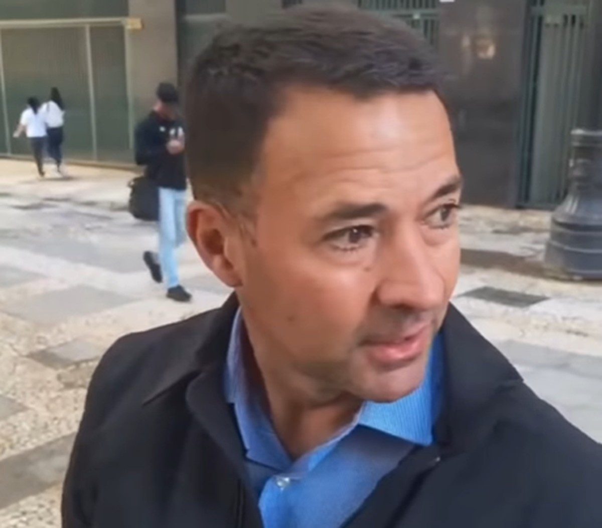 Mello Araújo pede respeito e critica abandono de cobertores por pessoas em situação de rua