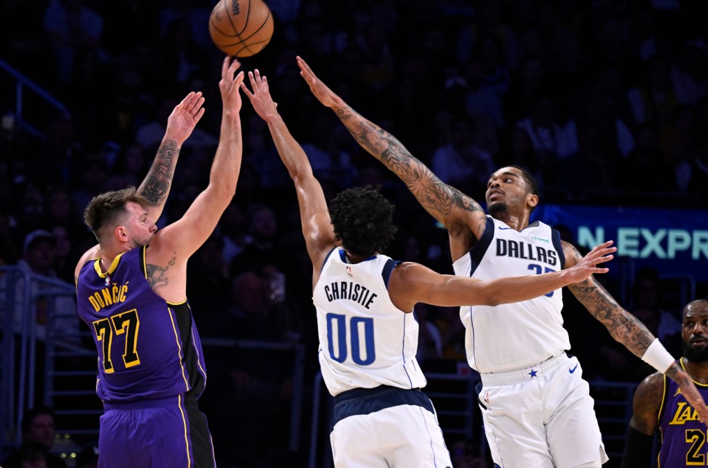 "Assista Luka Dončić e o Los Angeles Lakers retornarem a Dallas para enfrentar Anthony Davis e o Mavericks no American Airlines Center em 9 de abril. (Foto: Reprodução)"