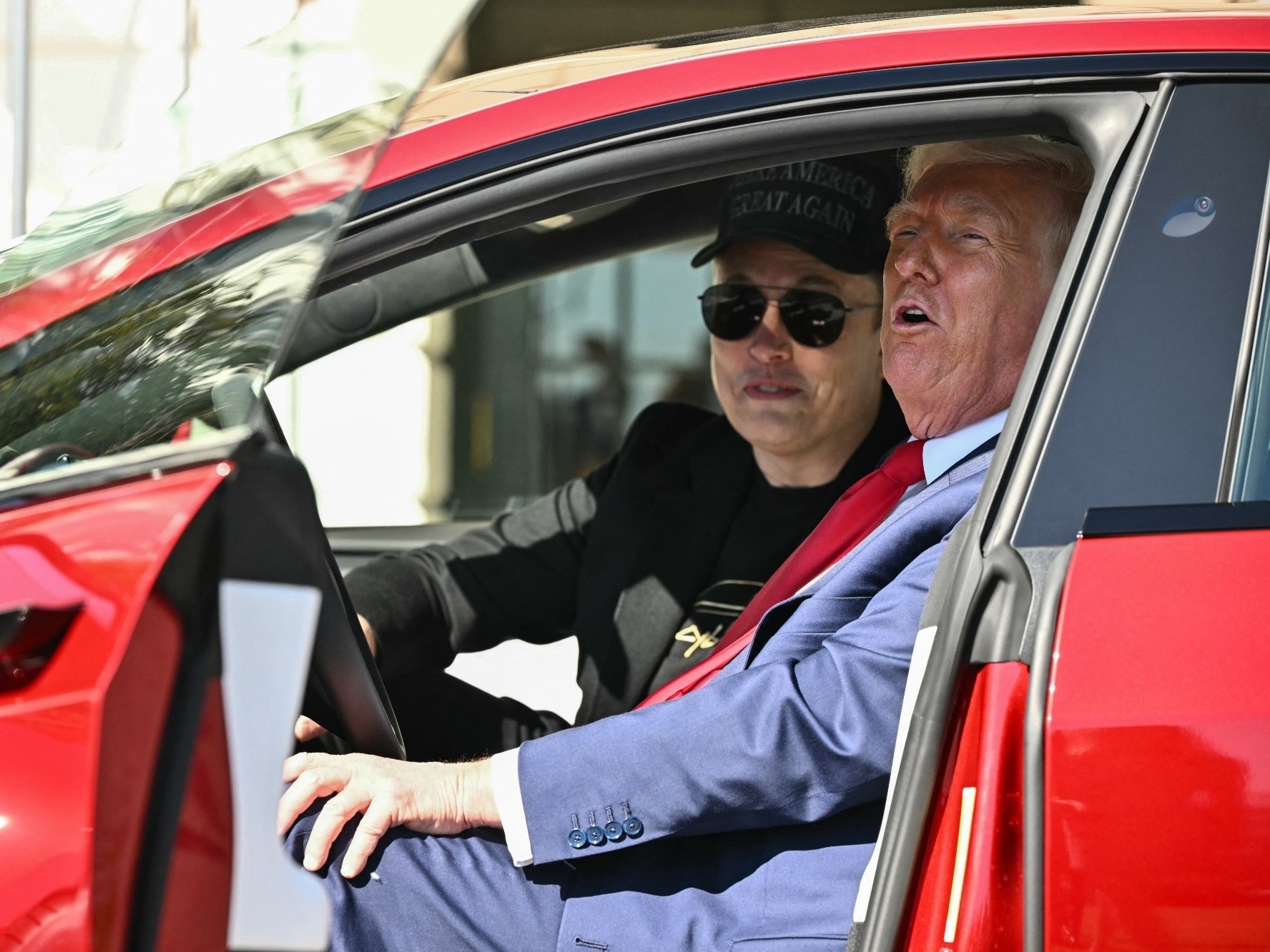 Assessora de Trump revela detalhes sobre relação com Elon Musk