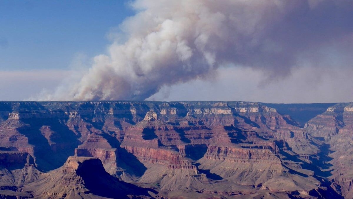 Incêndio devasta 2.300 hectares no Grande Canyon e destrói estruturas históricas