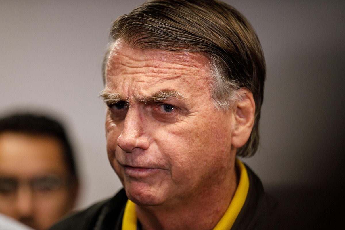 Bolsonaro evita entrevistas e provoca ao falar sobre prisão iminente