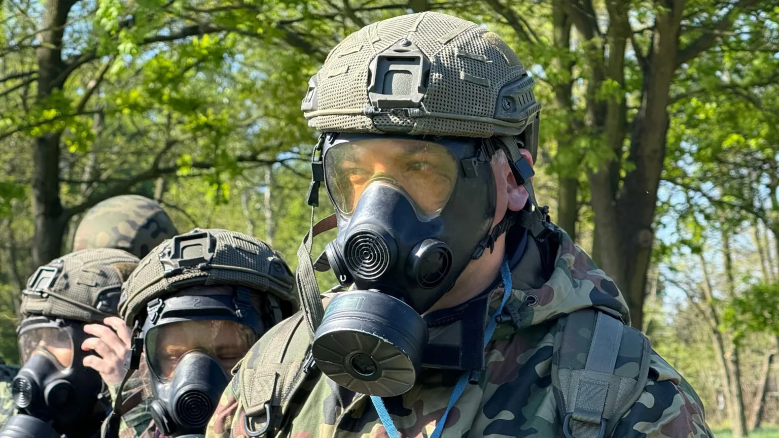 Poloneses comuns têm se inscrito em dias de treinamento militar, antecipando um ataque militar. (Foto: BBC)