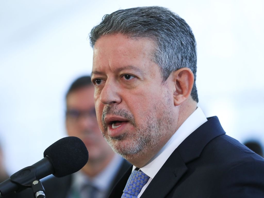 Lira adia relatório e complica isenção do IR após derrubada do IOF