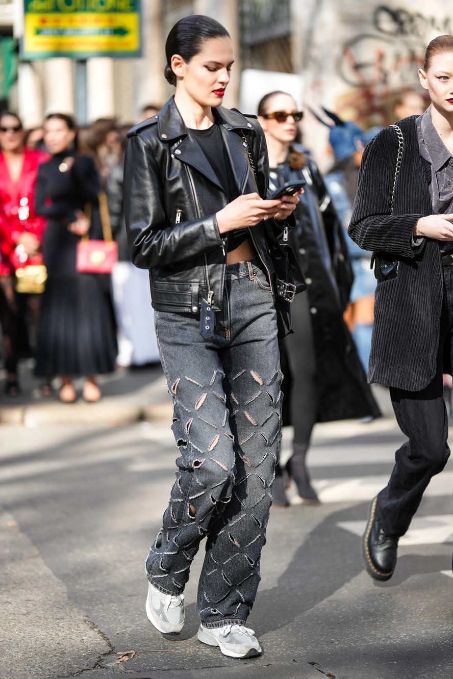Jeans azul profundo promete ser a grande tendência do inverno 2025 segundo especialistas