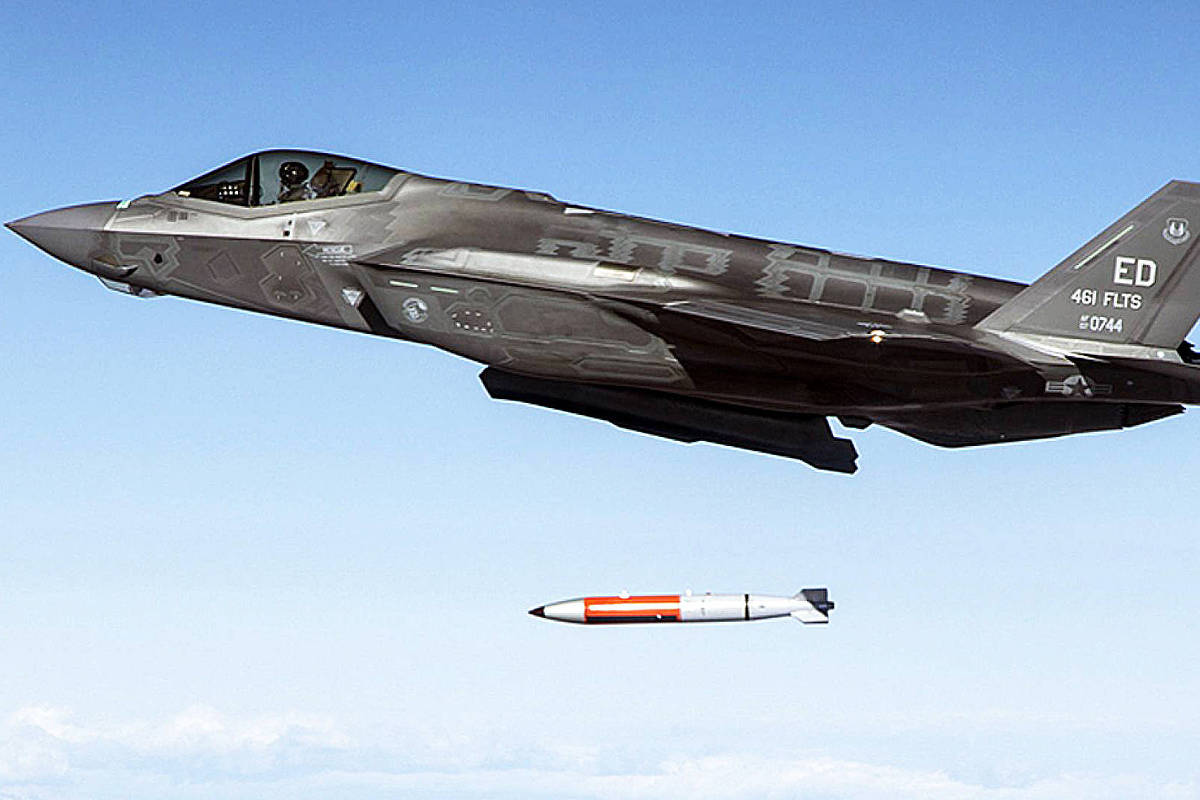 EUA enviam bombas nucleares ao Reino Unido após 17 anos de tensão na Europa