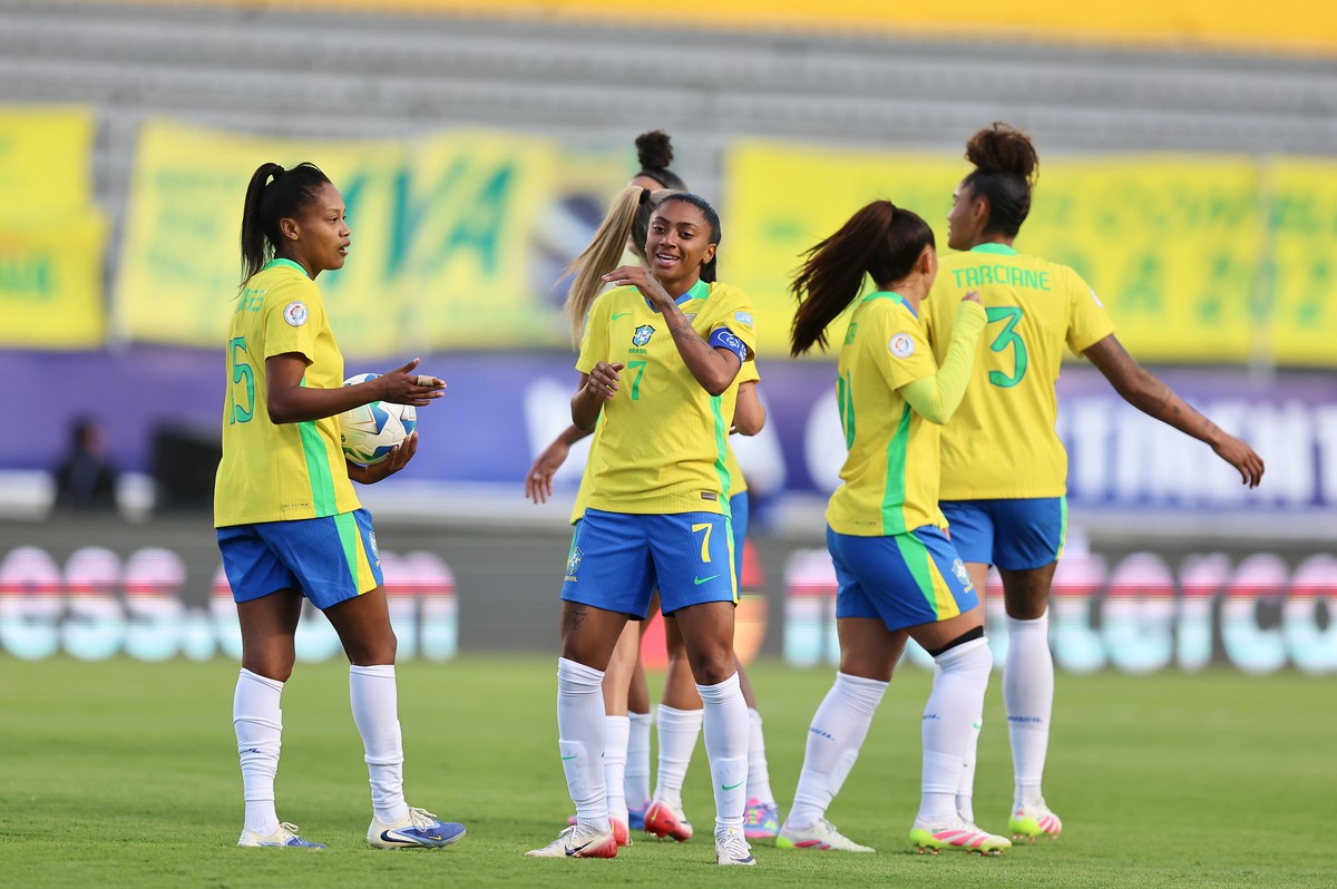 Brasil vence Bolívia com três gols de Kerolin e avança para semifinais da Copa América
