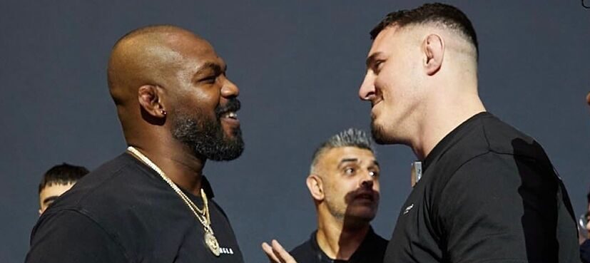 Jon Jones (esq) em encontro com Tom Aspinall (dir). (Foto: Reprodução/YouTube)