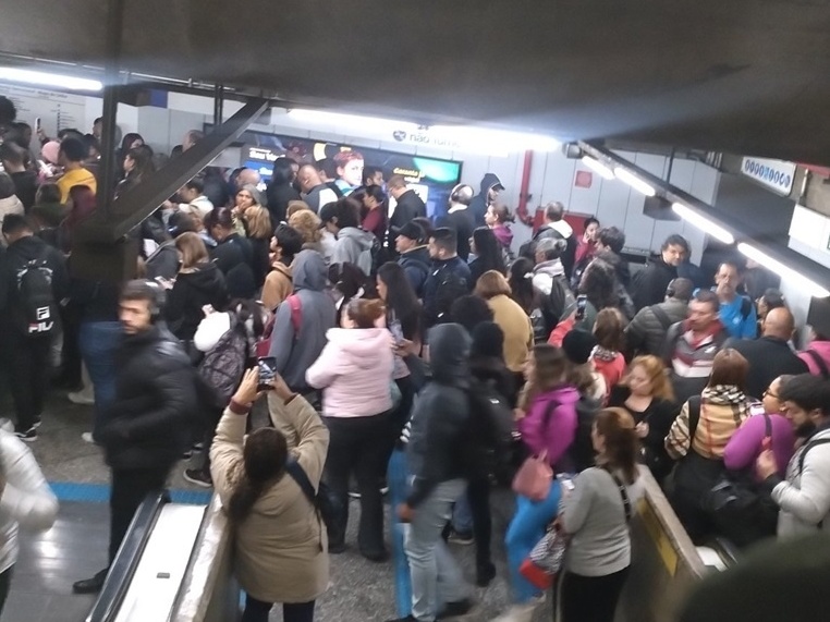 Metrô de SP enfrenta filas e redução de velocidade nas linhas 1-Azul e 3-Vermelha
