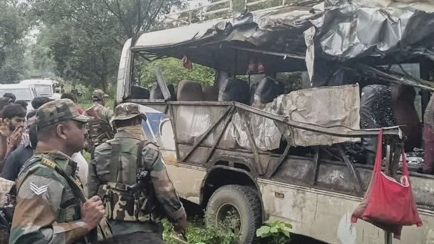 Acidente de ônibus no leste da Índia deixa ao menos 5 peregrinos mortos