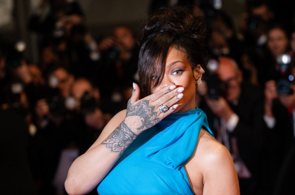 Rihanna exibe criatividade ao esconder barriga em ensaio da Savage X Fenty