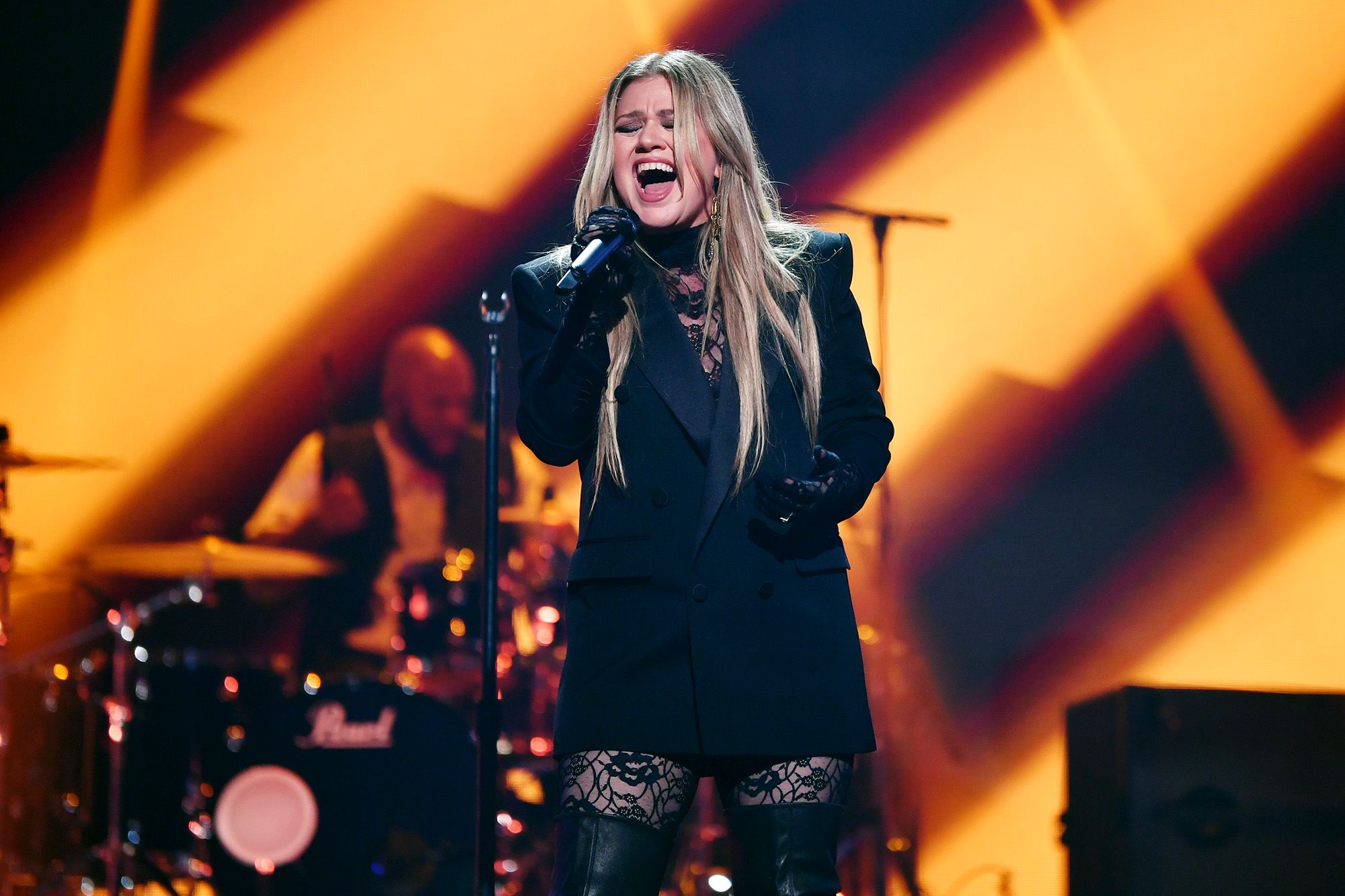 Kelly Clarkson adia residência em Las Vegas e expressa grande tristeza