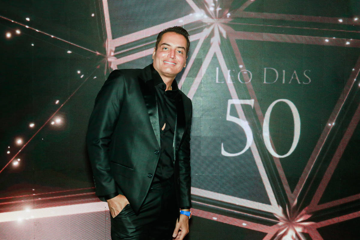 Jornalista Leo Dias posa na entrada de sua festa de 50 anos em São Paulo (Foto: Van Campos - 6.mai.25/AgNews)