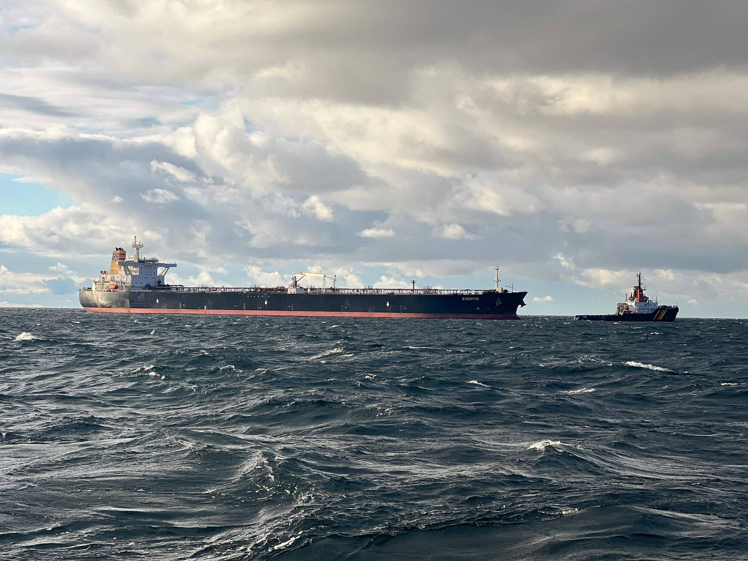 Imagem do Eventin, petroleiro de bandeira panamenha, que faria parte da frota fantasma que transporta petróleo russo e ficou à deriva no começo deste ano no mar Báltico, sendo conduzido por um rebocador alemão (Foto: Comando Central de Emergências Marítimas da Alemanha - 10.jan.25/AFP)