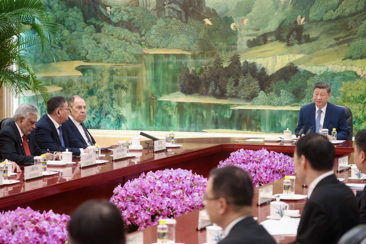 China classifica ameaça de Trump a aliados da Rússia como 'coerção' e reforça apoio a Putin