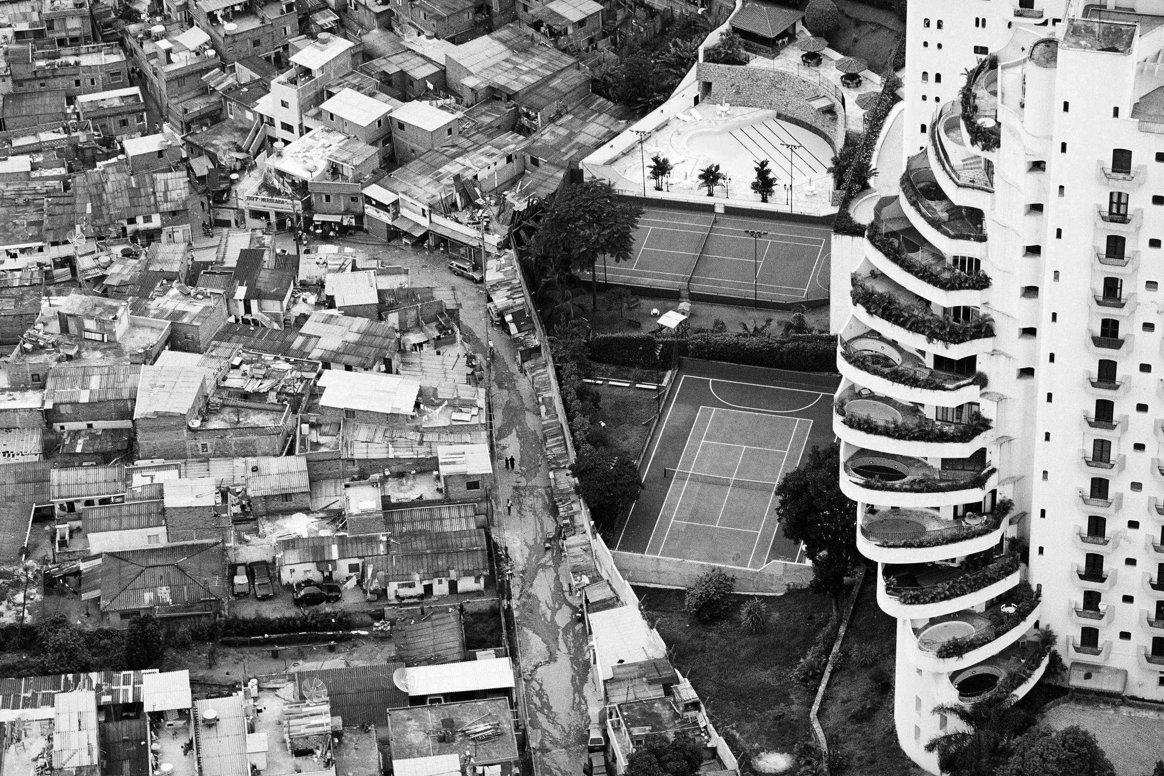 Prédio de luxo faz divisa com a favela Paraisópolis, em São Paulo (SP) (Foto: Tuca Vieira - 2.dez.10/Folhapress)