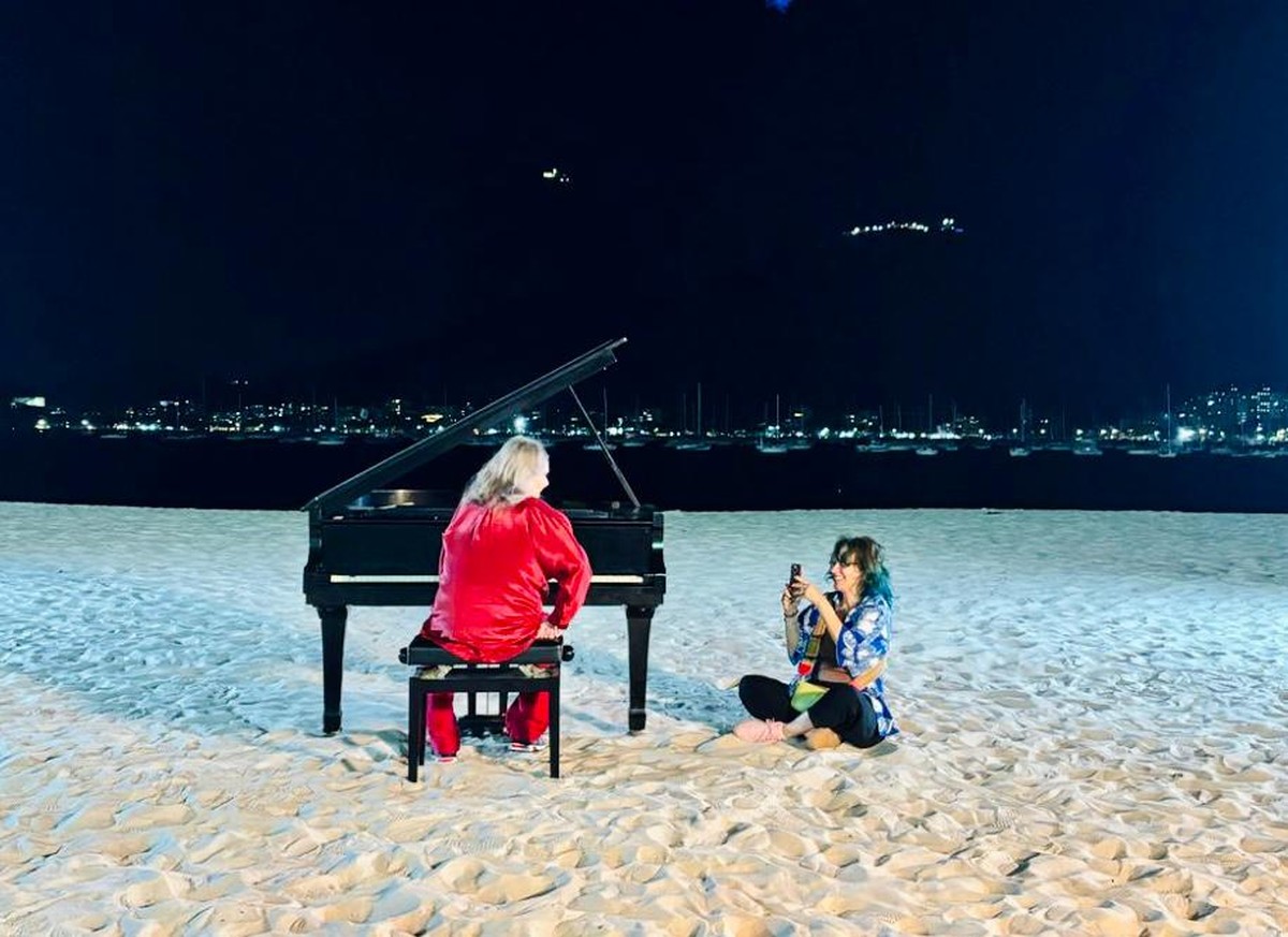 Angela Ro Ro apresenta cena inédita tocando piano de João Donato na Praia de Botafogo