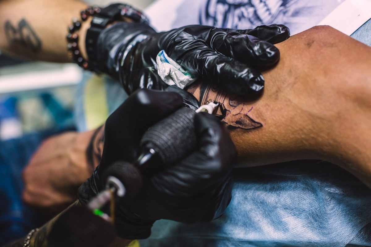 CFM proíbe anestesia em tatuagens e gera polêmica no Brasil