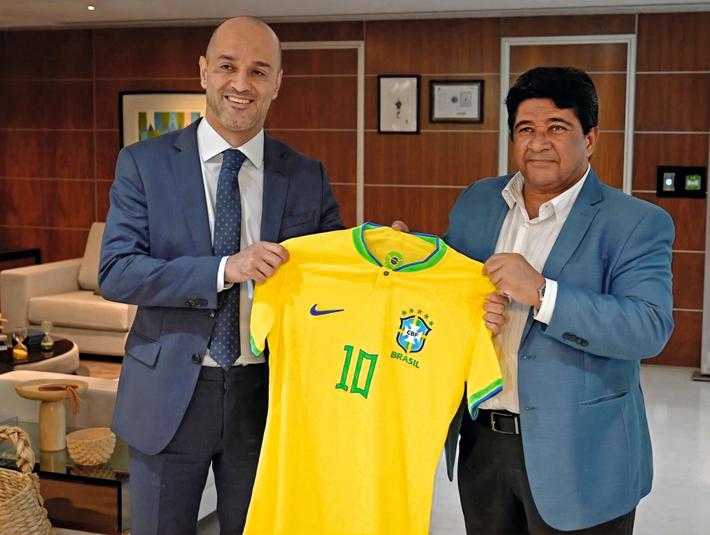 Francisco Schertel Mendes, diretor-geral do IDP, e Ednaldo Rodrigues, presidente da Confederação Brasileira de Futebol (CBF): o chefe da confederação gostou da ideia de ter o filho do ministro Gilmar Mendes como parceiro. (Foto: JOILSON MARCONNE/CBF)