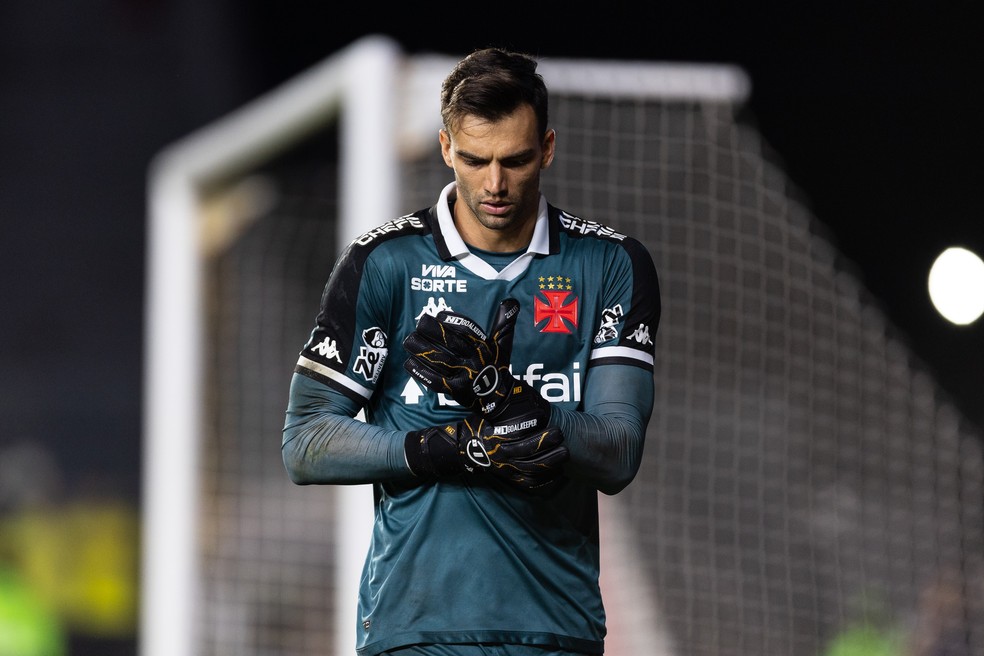 Vasco busca renovar contrato de Léo Jardim após quatro propostas recusadas