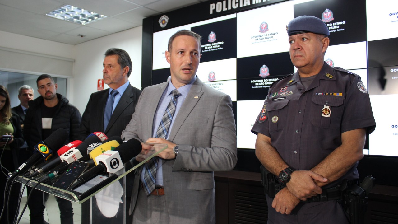 O secretário da Segurança Pública de São Paulo, Guilherme Derrite (Foto: Amanda Ramos/SSP/Governo de SP/Divulgação) 

A reportagem da Folha percorre as ruas da região central da cidade para identificar possíveis novas "cracolândias", após o esvaziamento da rua dos Protestantes, última localização do fluxo, ocorrido na madrugada de segunda para terça-feira dessa semana. Foto no Viaduto Diário Popular, nas proximidades do Mercado Municipal. (Foto: Bruno Santos/Folhapress)